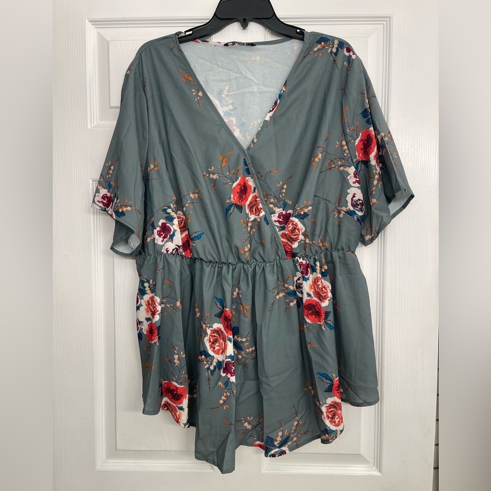 🌸BloomChic Floral Patterned Top